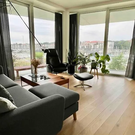 Bo Med Stil Og Udsigt Til Lystbadehavn